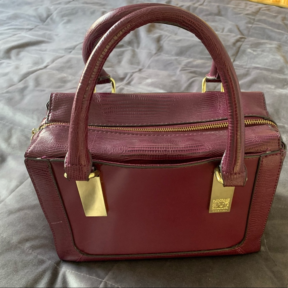 Women purse barely used. No scratches, clean and looks like new.